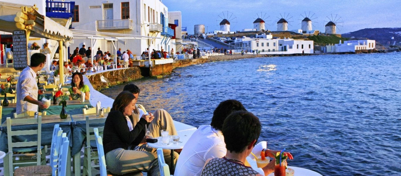 Tιμές καυσίμων και τουρκική λίρα οδηγούν τον ελληνικό τουρισμό…στα «βράχια»